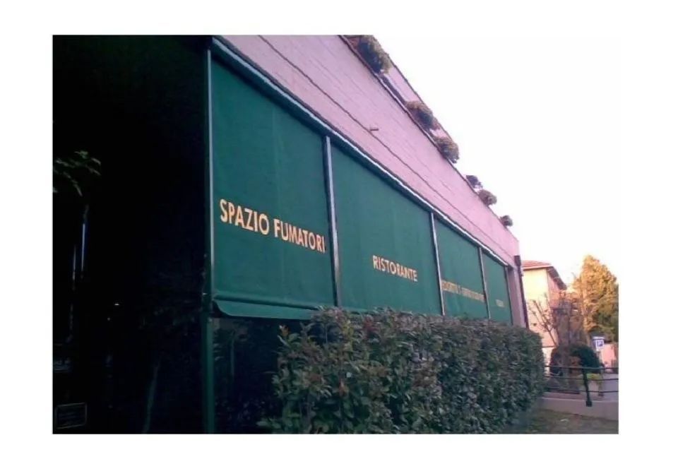 tende da sole verticali verdi per attività commerciale