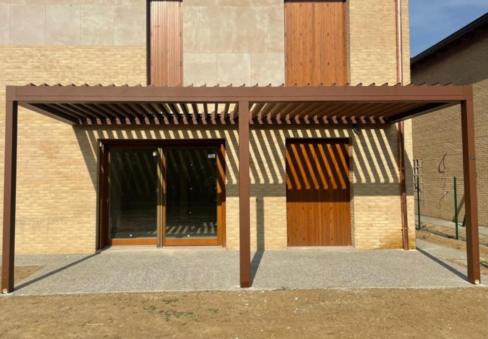 pergola bioclimatica con lamelle orientabili marrone
