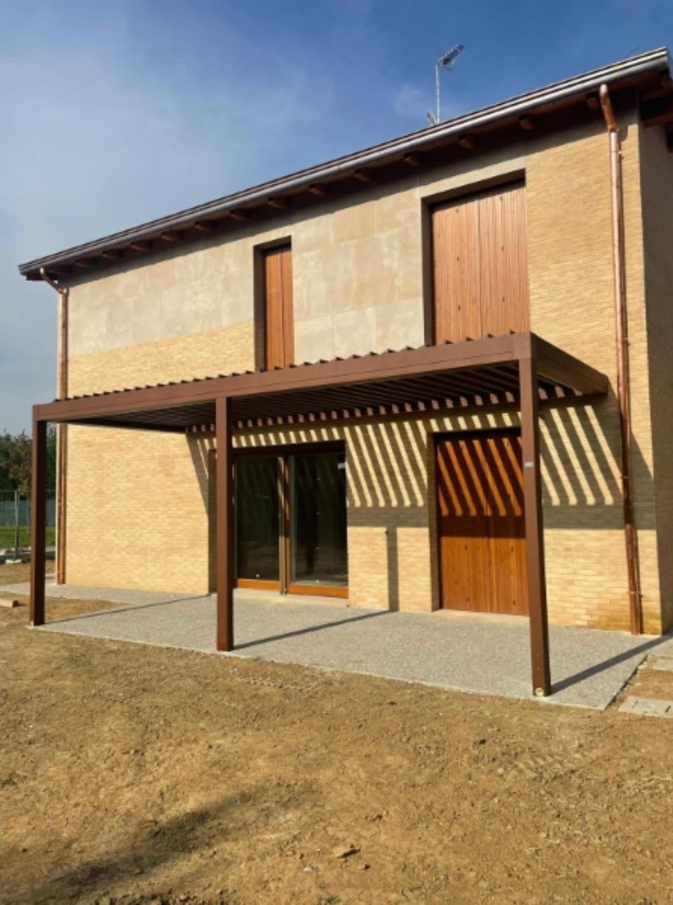 pergola bioclimatica con struttura marrone