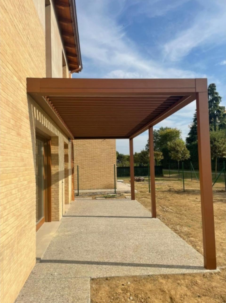 pergola bioclimatica marrone con lamelle orientabili