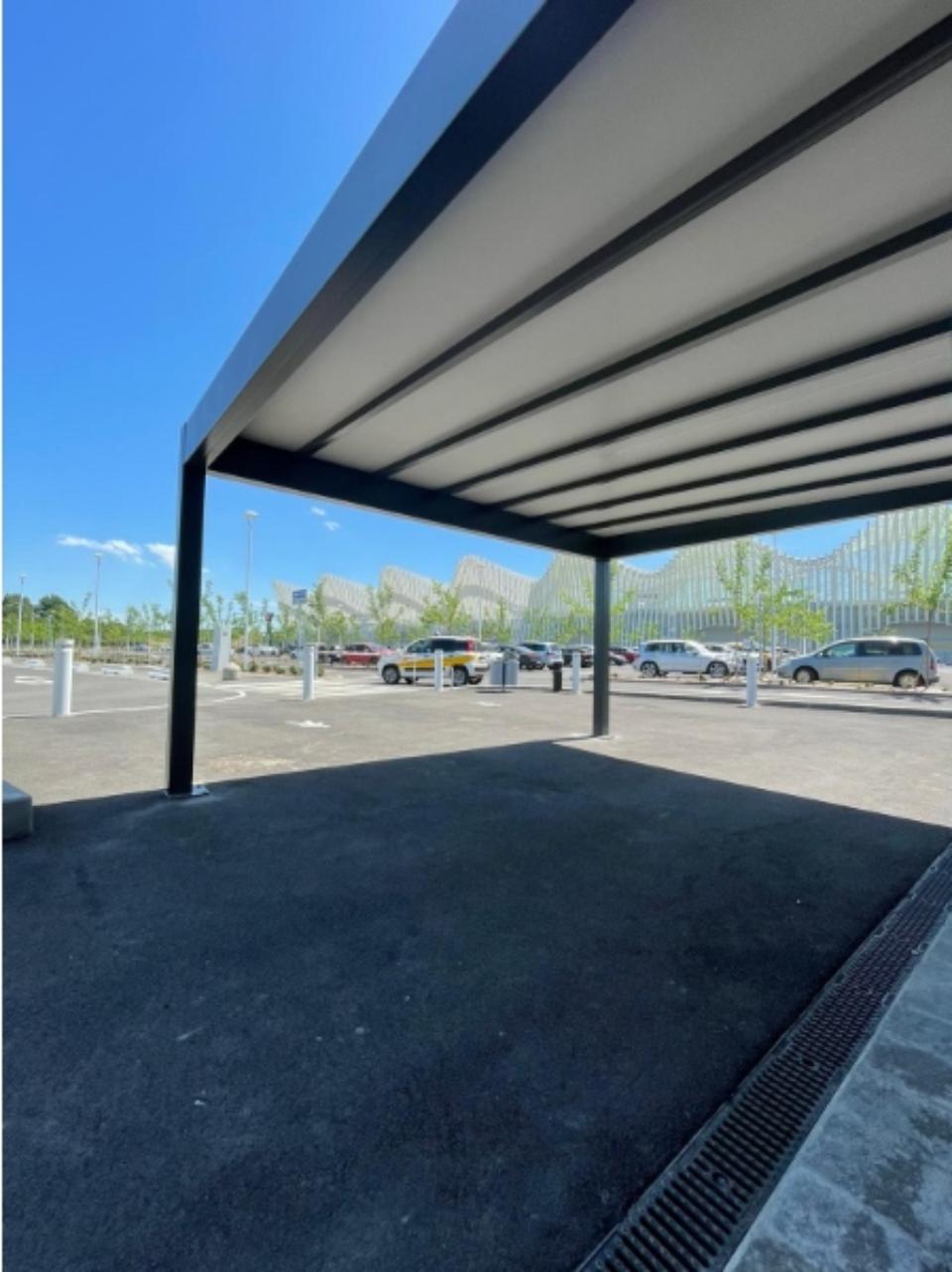 pergotenda con struttura nera e telo bianco