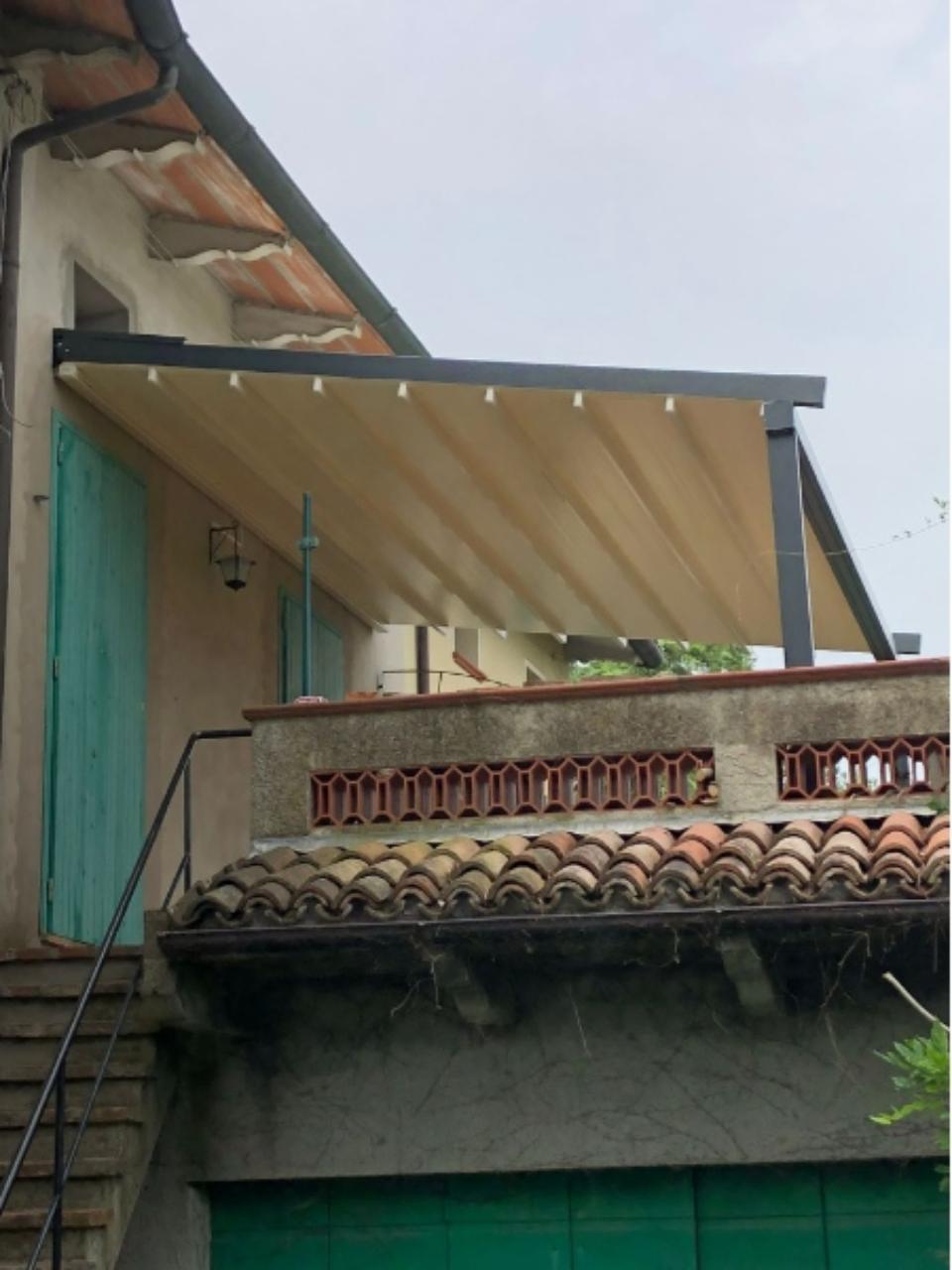 pergotenda con struttura grigia e telo color panna