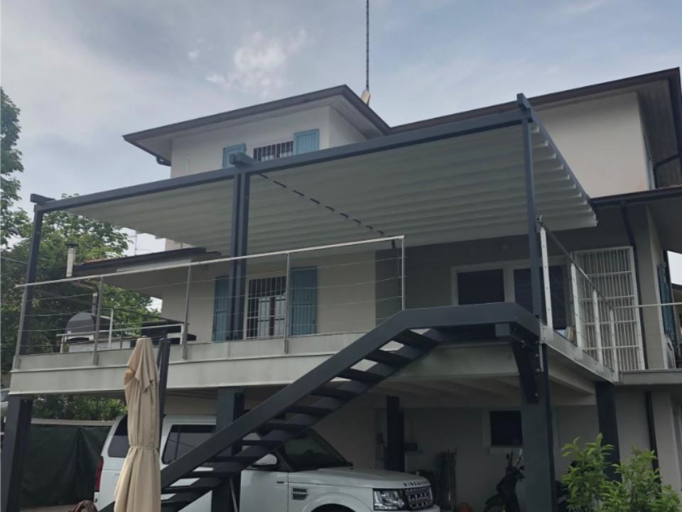 pergotenda bianca e nera in un terrazzo al primo piano