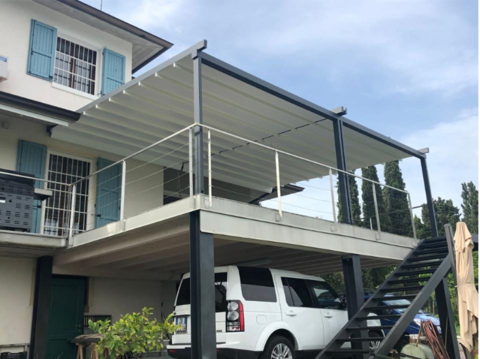 pergotenda in un terrazzo al primo piano