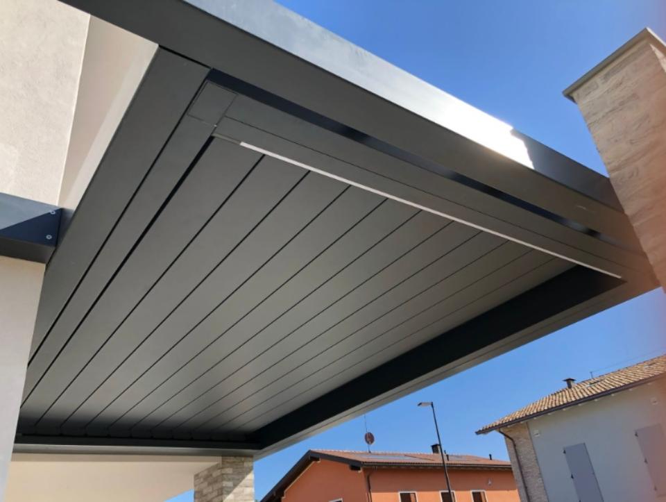 pergola bioclimatica nera con lamelle totalmente chiuse