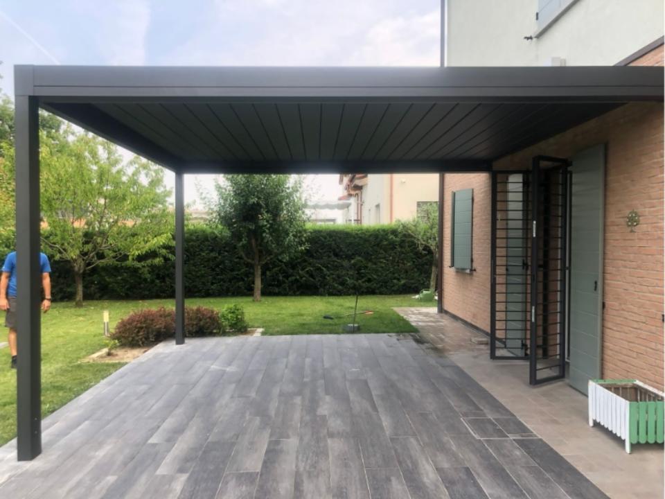 pergola bioclimatica con lamelle chiuse