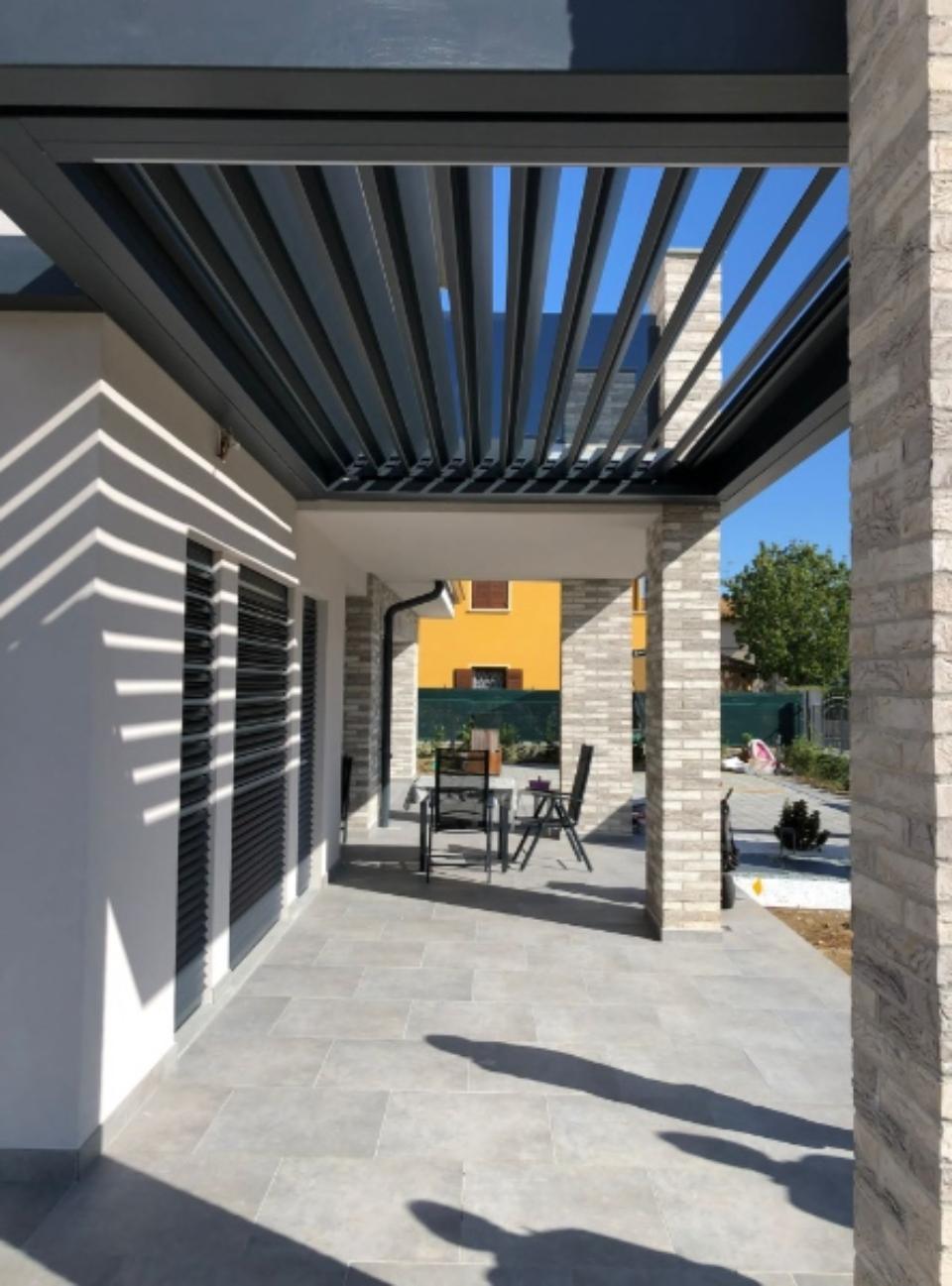 pergola bioclimatica con lamelle orientabili aperte