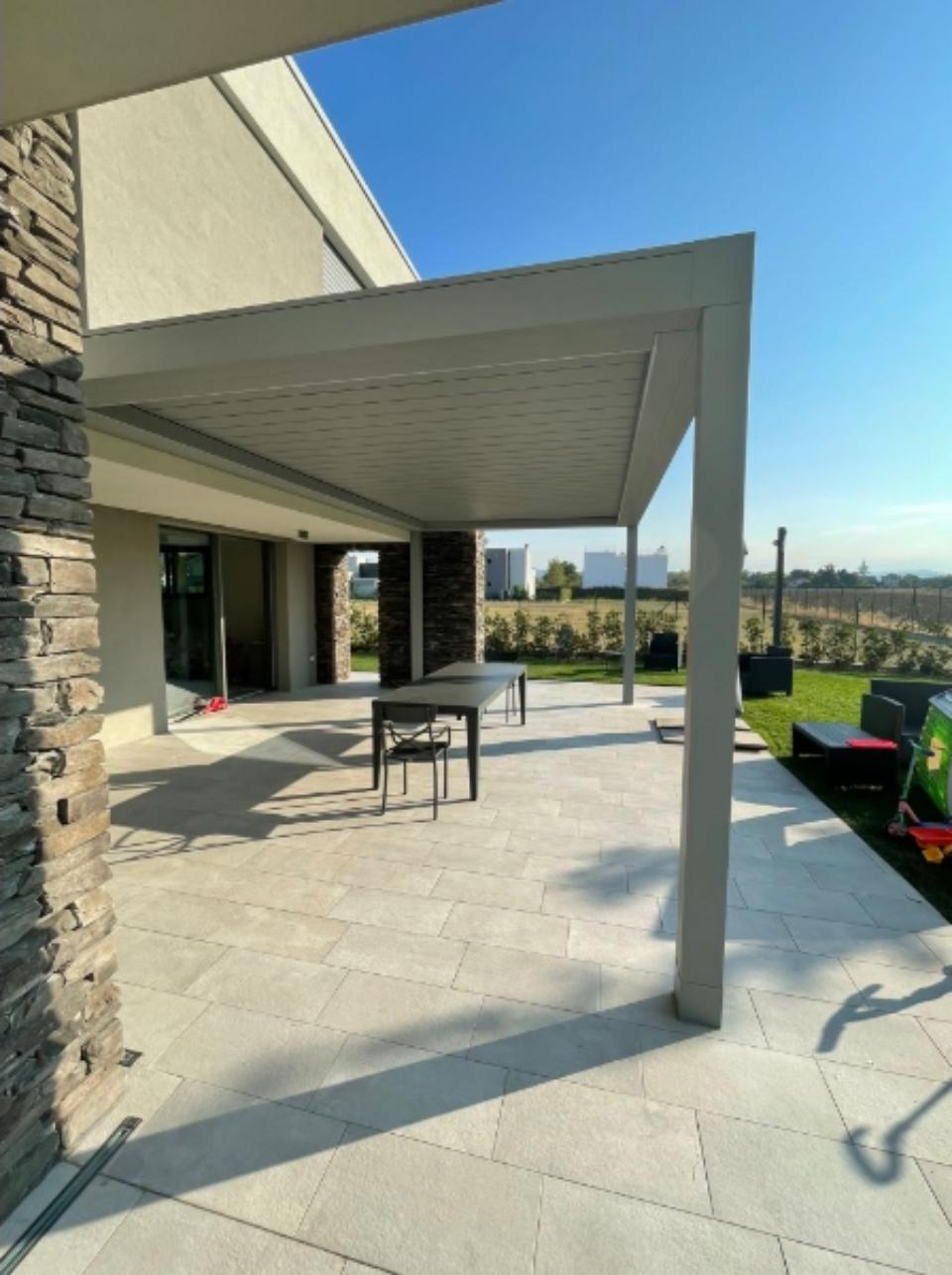 pergola bioclimatica bianca in un giardino