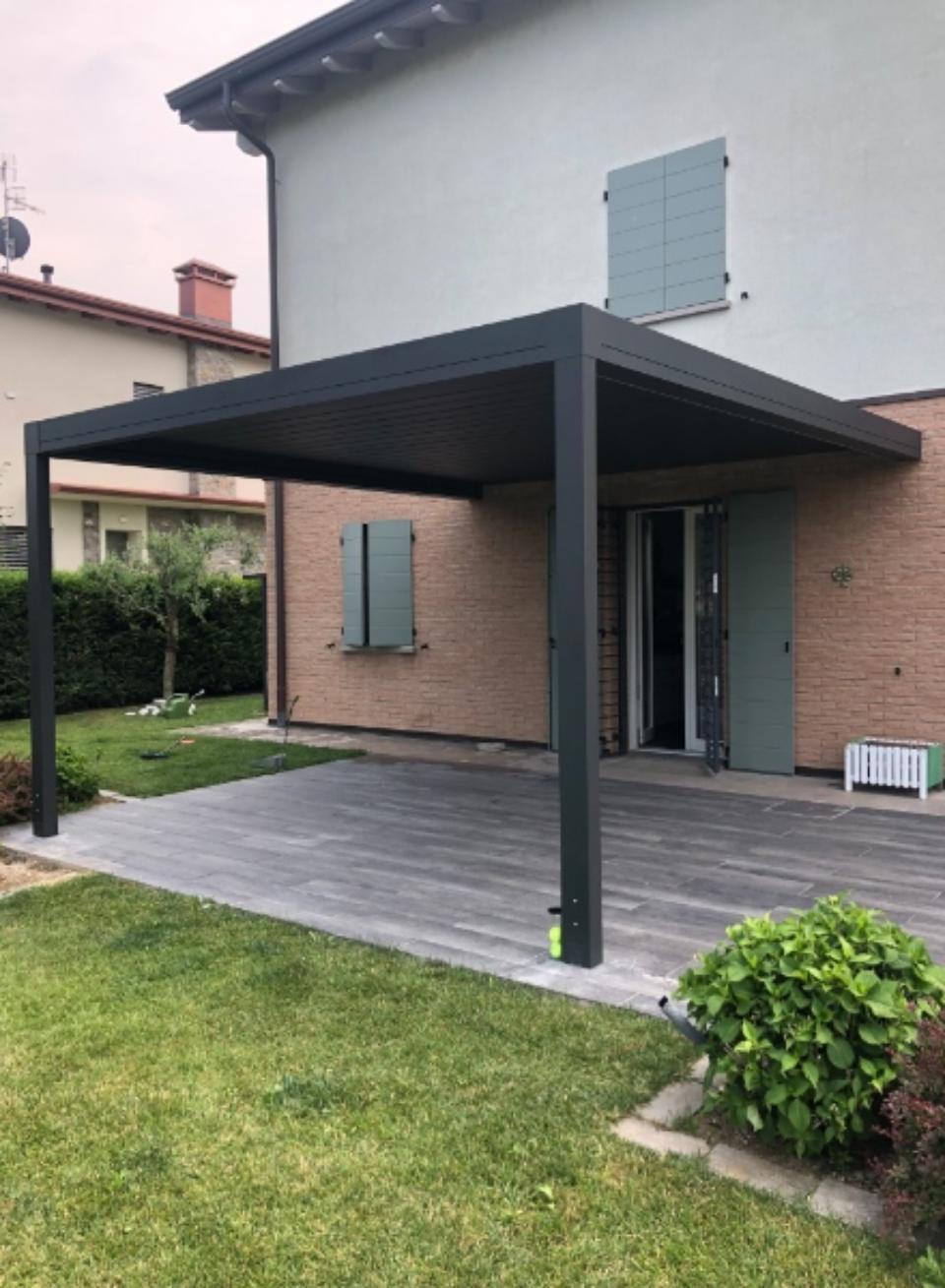 giardino con pergola bioclimatica nera
