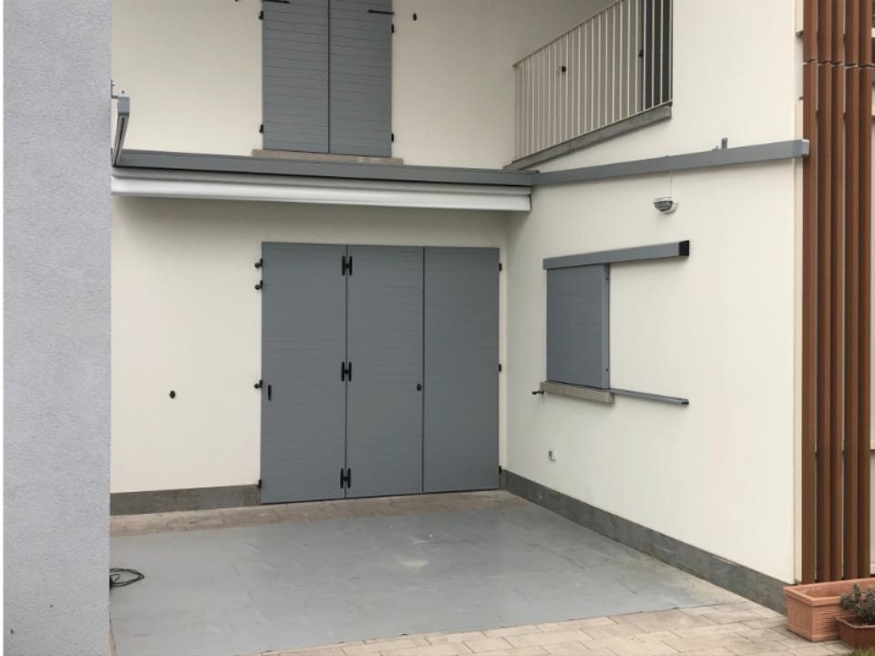 terrazzo con struttura per pergotenda