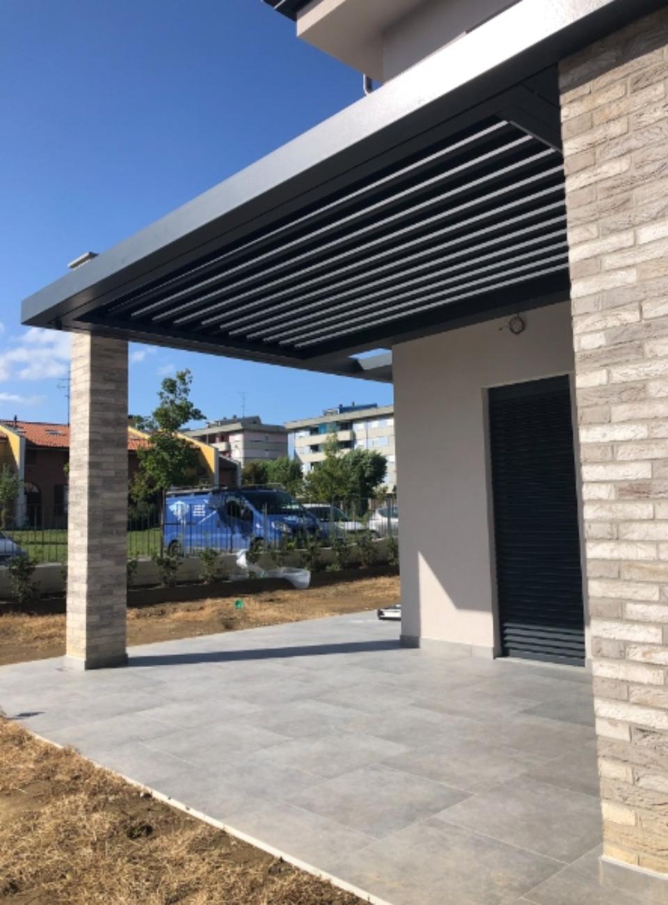 pergola bioclimatica poggiata su colonne in pietra