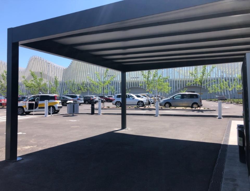 pergola bioclimatica con posteggio auto vicino