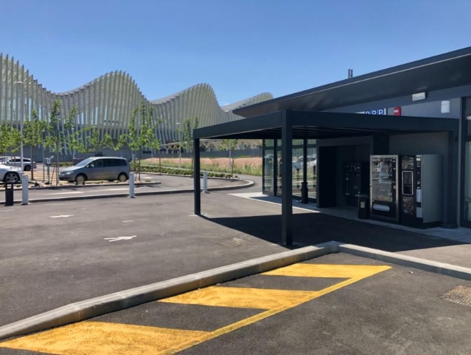 attività commerciale con pergola bioclimatica e parcheggio