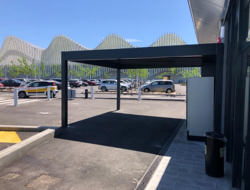 pergola bioclimatica con parcheggio vicino