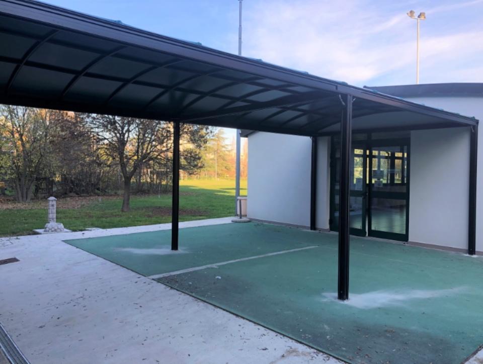 pergotenda fuori da un'attività