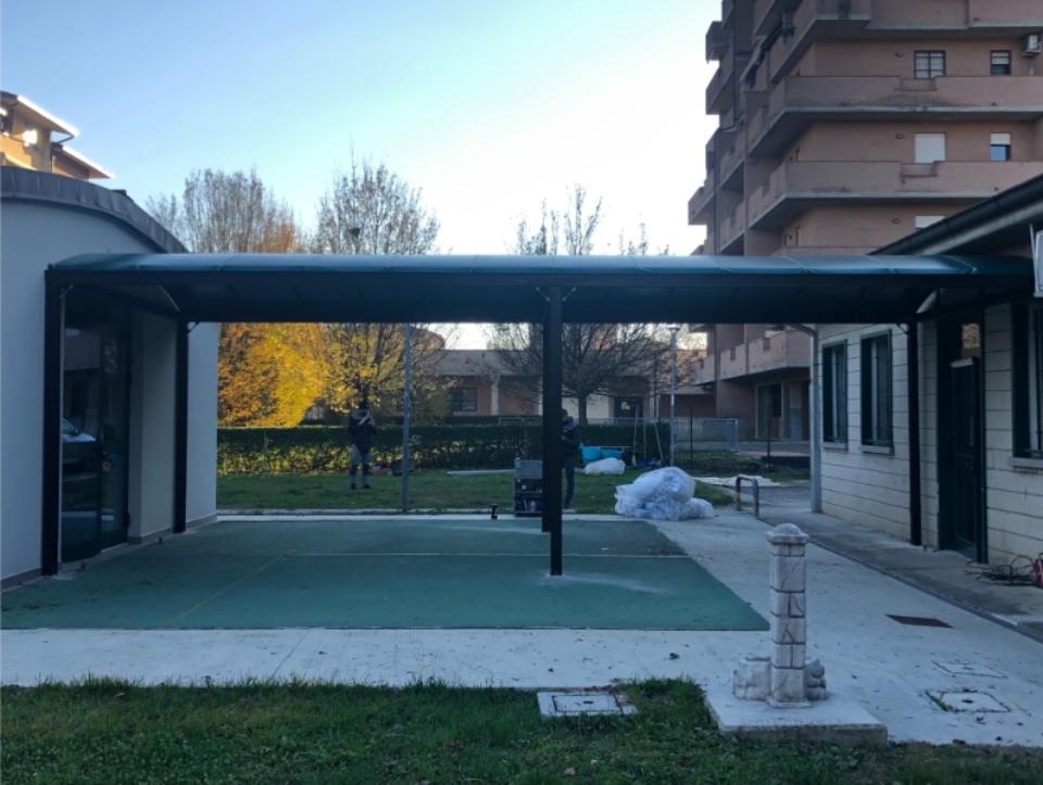 pergola bioclimatica che connette due strutture