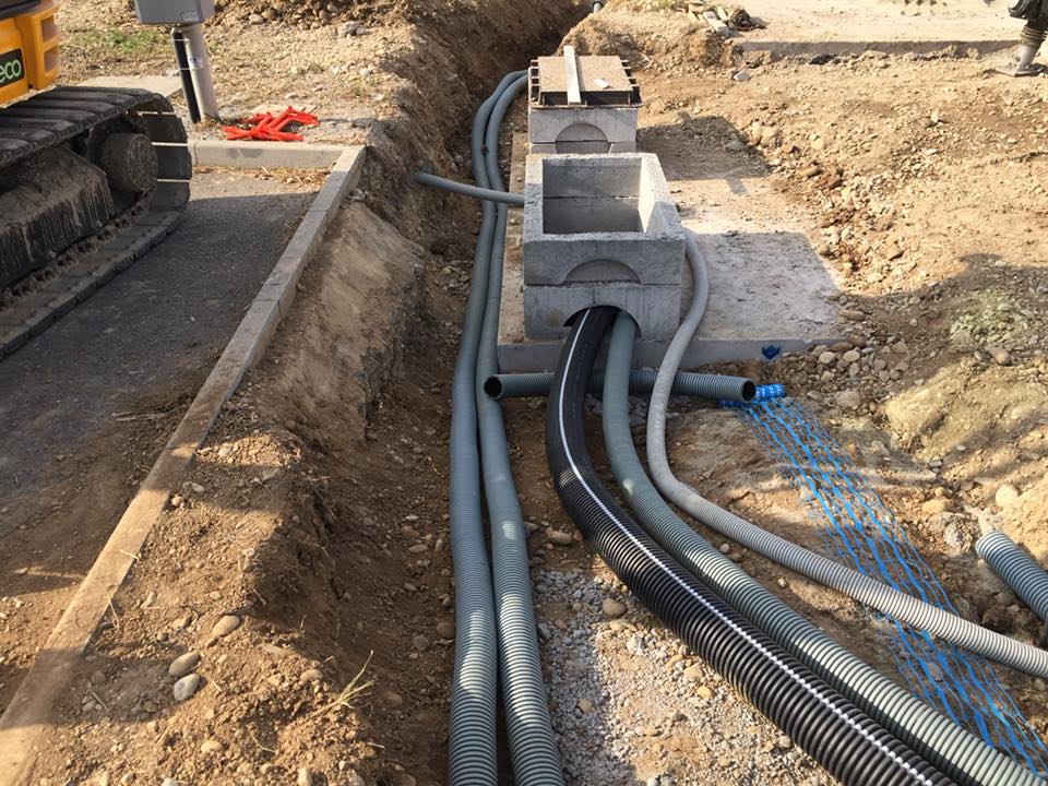 scavo per posa di cavi elettrici pubblici