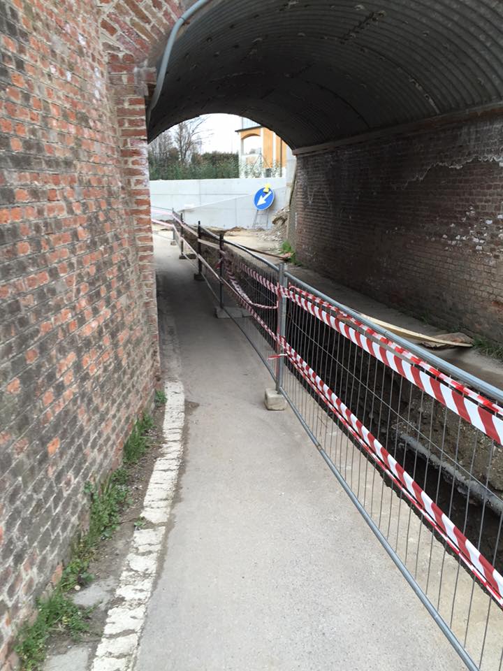 scavo pubblico per posa tubi elettricità