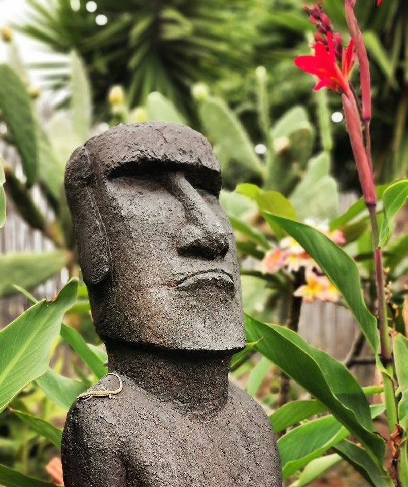 Moai statue at Pukiki tropical garden