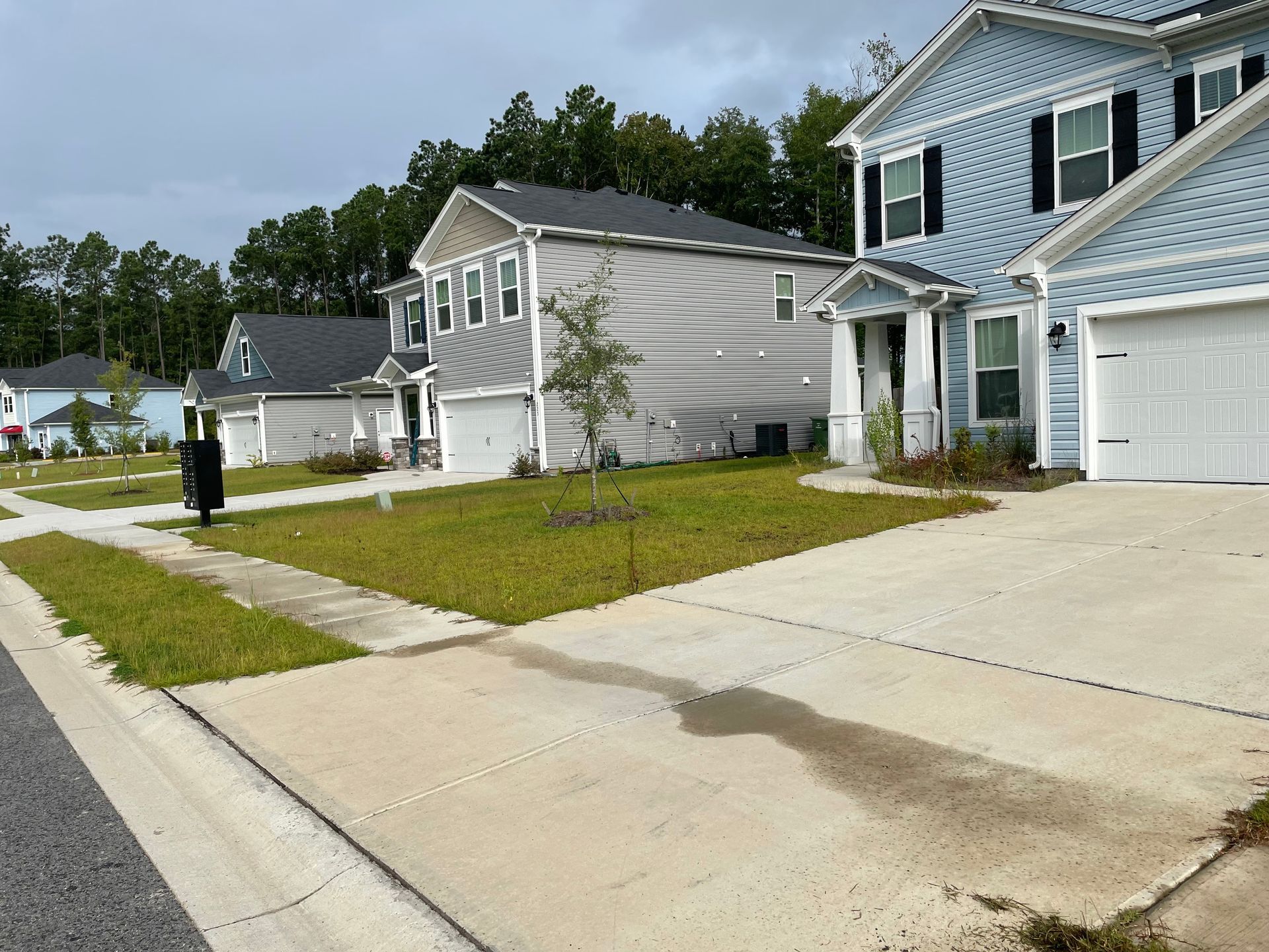 A row of houses are lined up on a residential street.