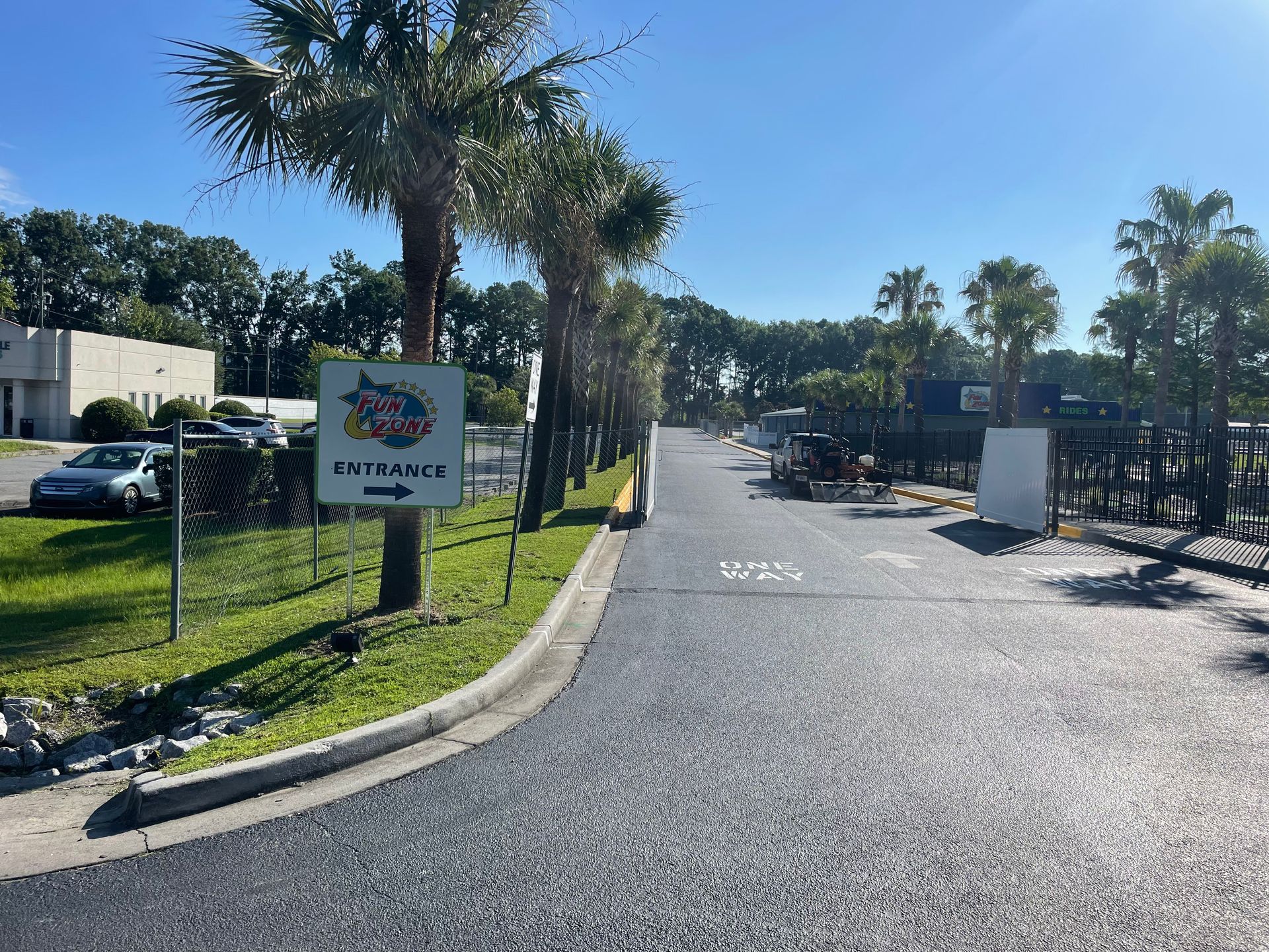 There is a sign on the side of the road that says entrance.