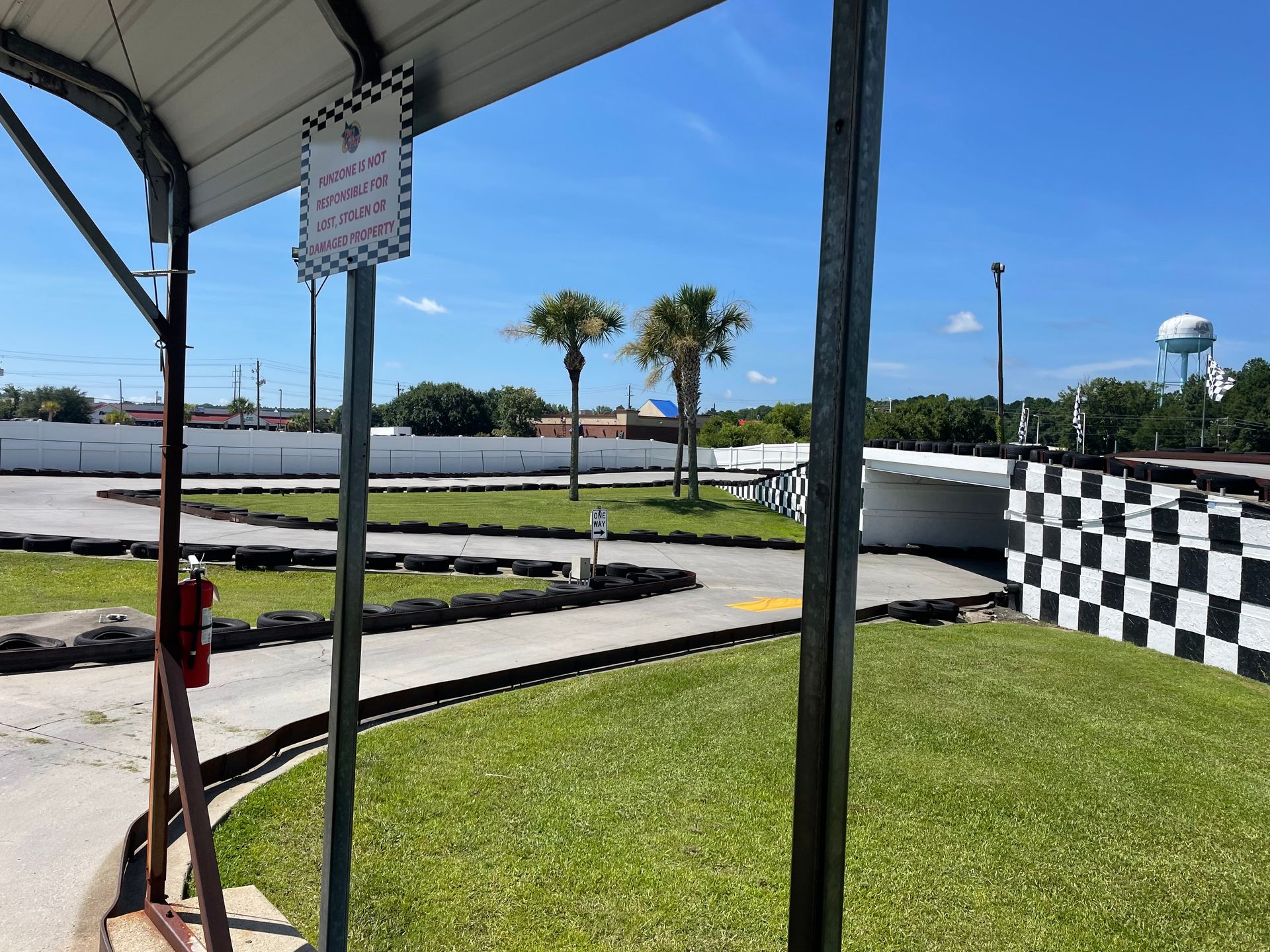 A race track with a sign that says no parking