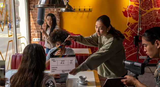 A group of people are sitting at a table in a restaurant.