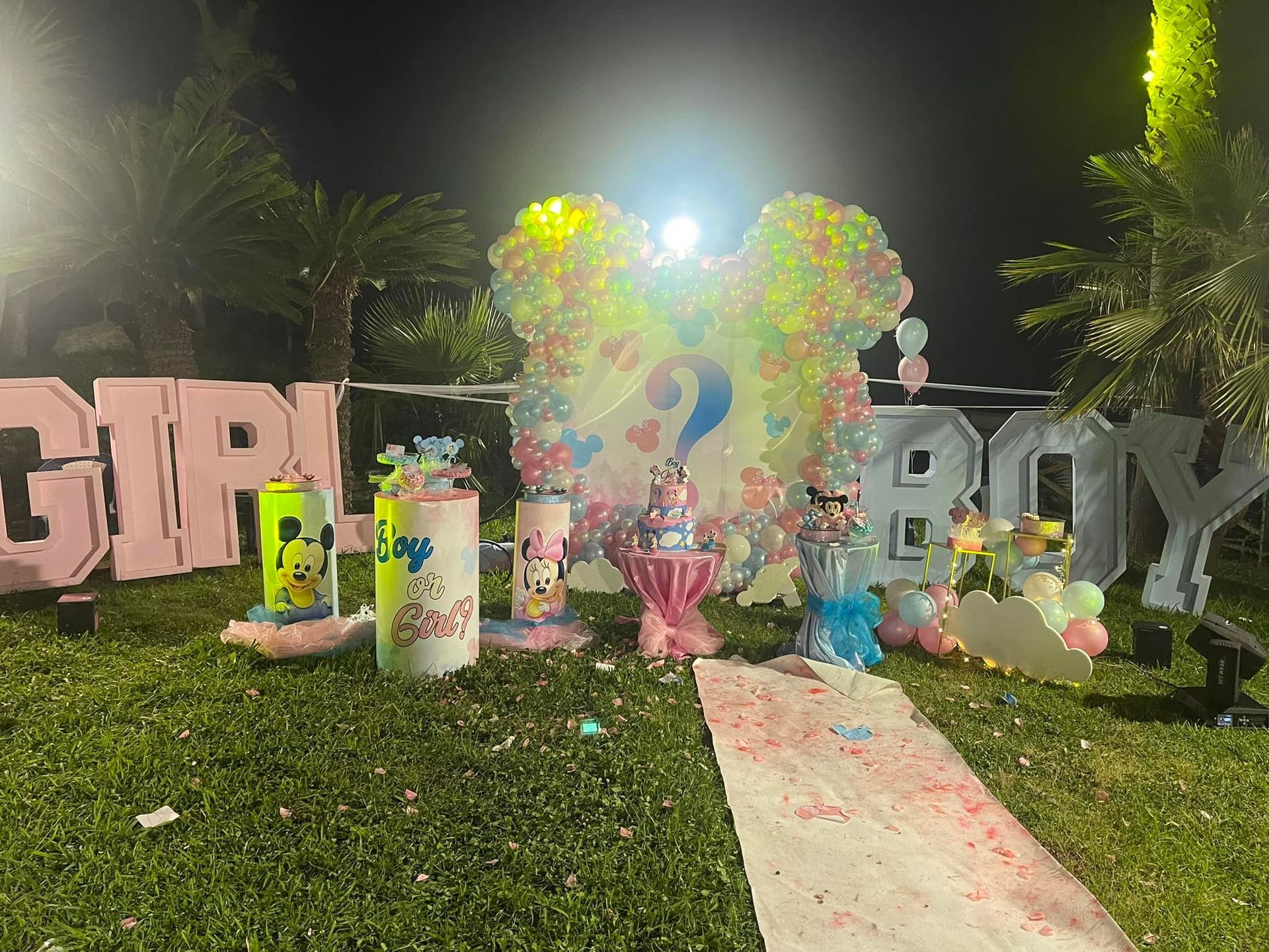 Decorazioni per la festa di rivelazione del sesso del nascituro: lettere con la scritta 