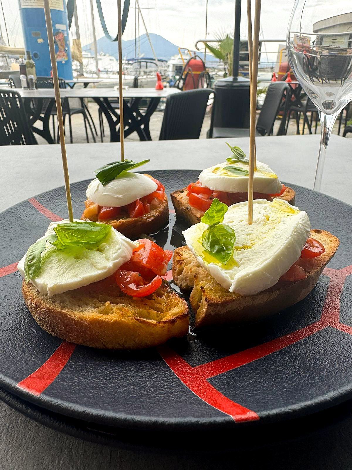 bruschette con mozzarella di bufala