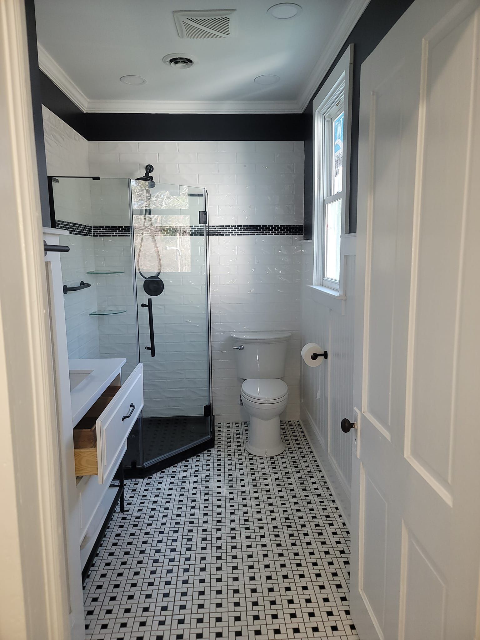 Black and White Themed Bathroom