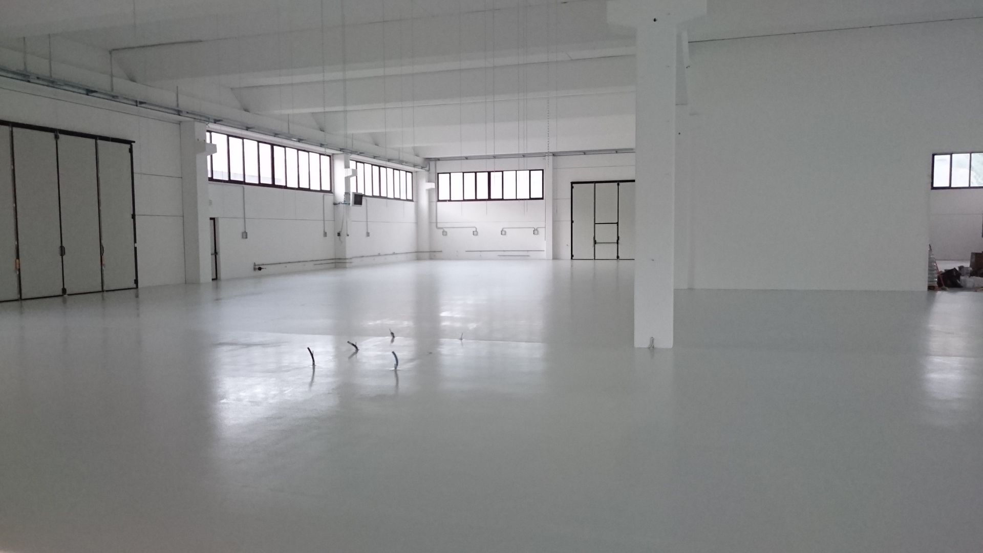 pavimento in resina grigio