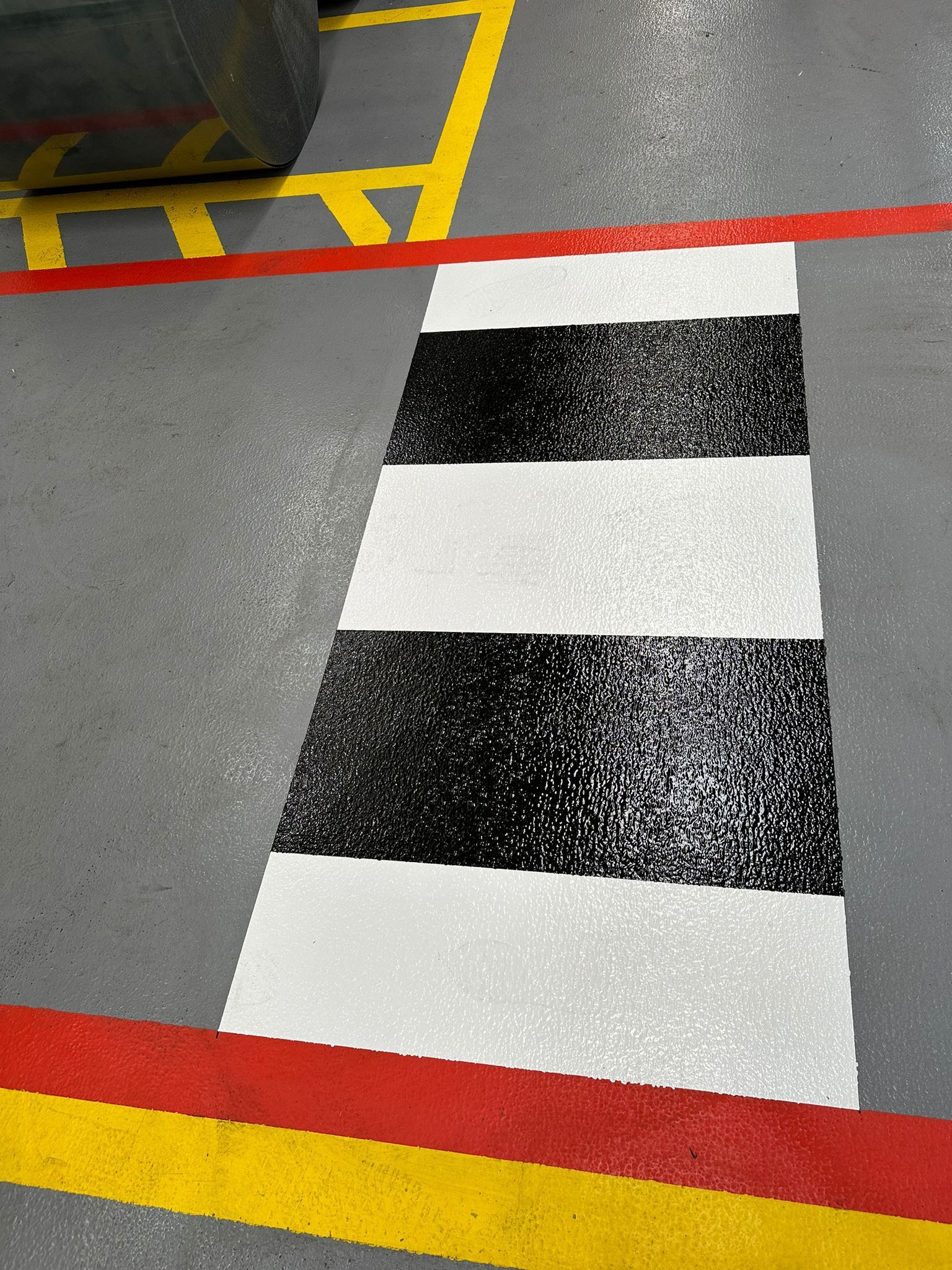 pavimento in resina con strisce e decorazioni