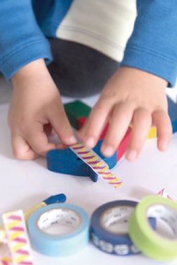 Criança a brincar com Washi Tape