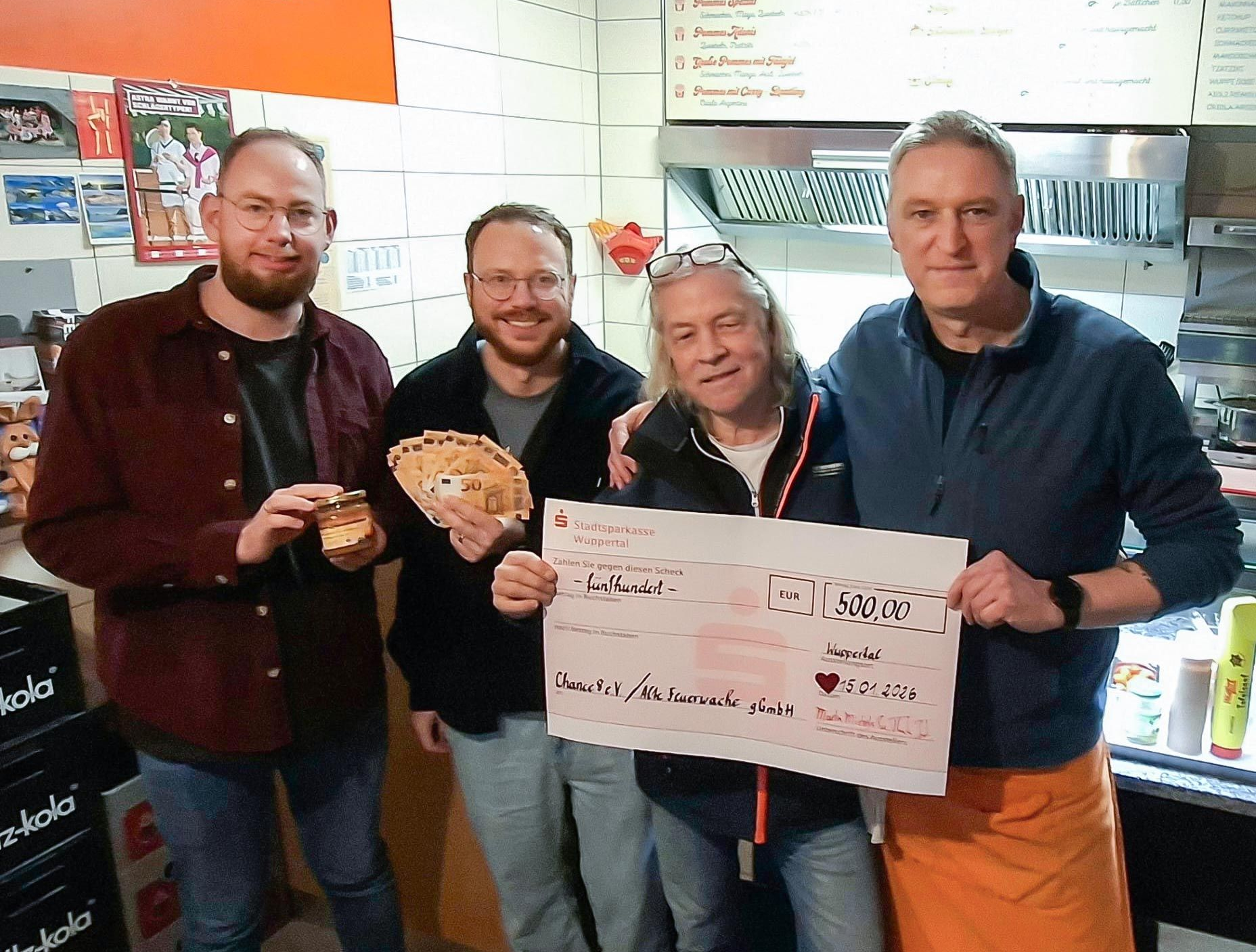 Bei der Spendenübergabe im Schmackes (v. l.): Benjamin Voß, Vincent Utech, Martin Michels und Thorsten Just (Foto: Simone Bahrmann)