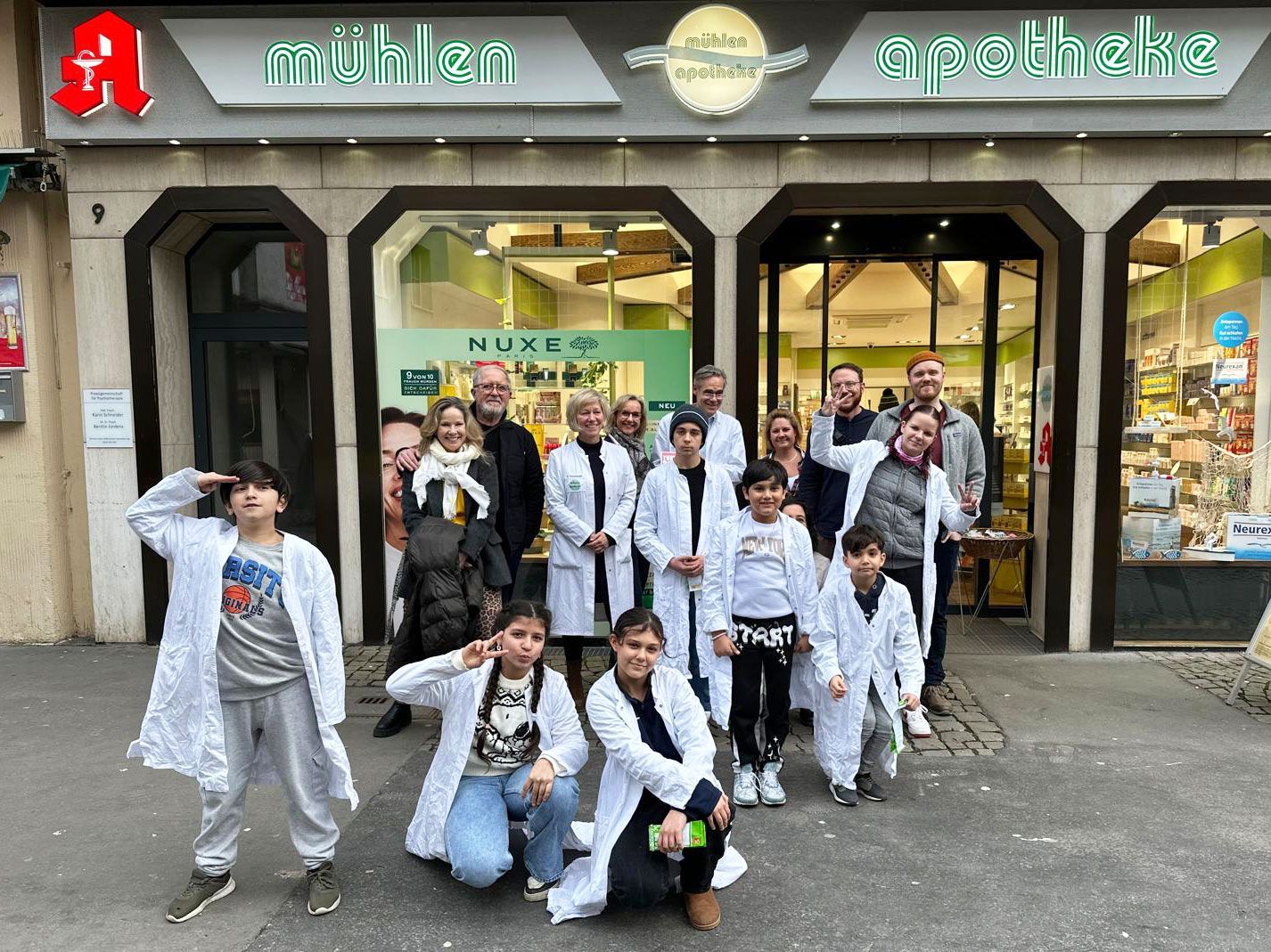 Abschlussfoto mit allen Beteiligten vor der Mühlenapotheke in Wuppertal-Elberfeld (Foto: Stefanie Heberling)