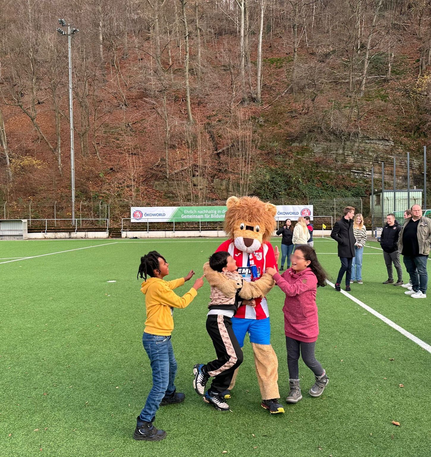 WSV-Maskottchen Pröppi und die Kinder der 8samkeitsgruppe hatten großen Spaß.