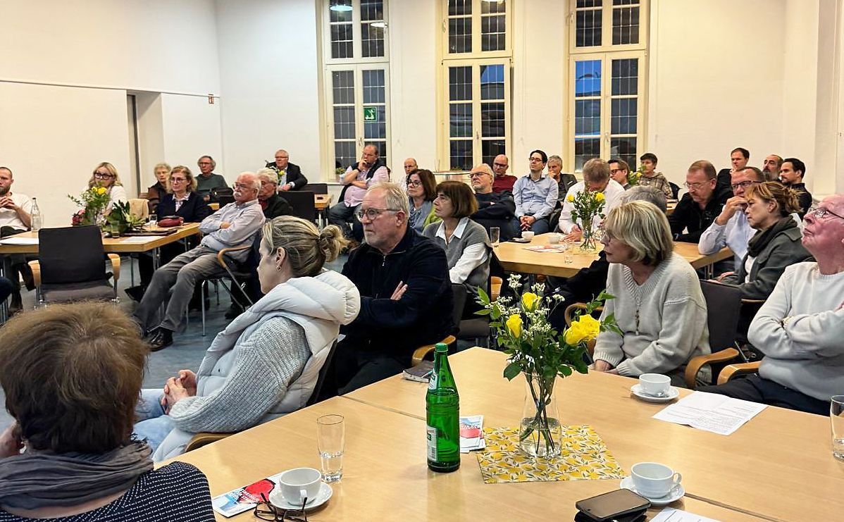 Innenaufnahme Mitgliederversammlung des Vereins Chance8 in der Alten Feuerwache