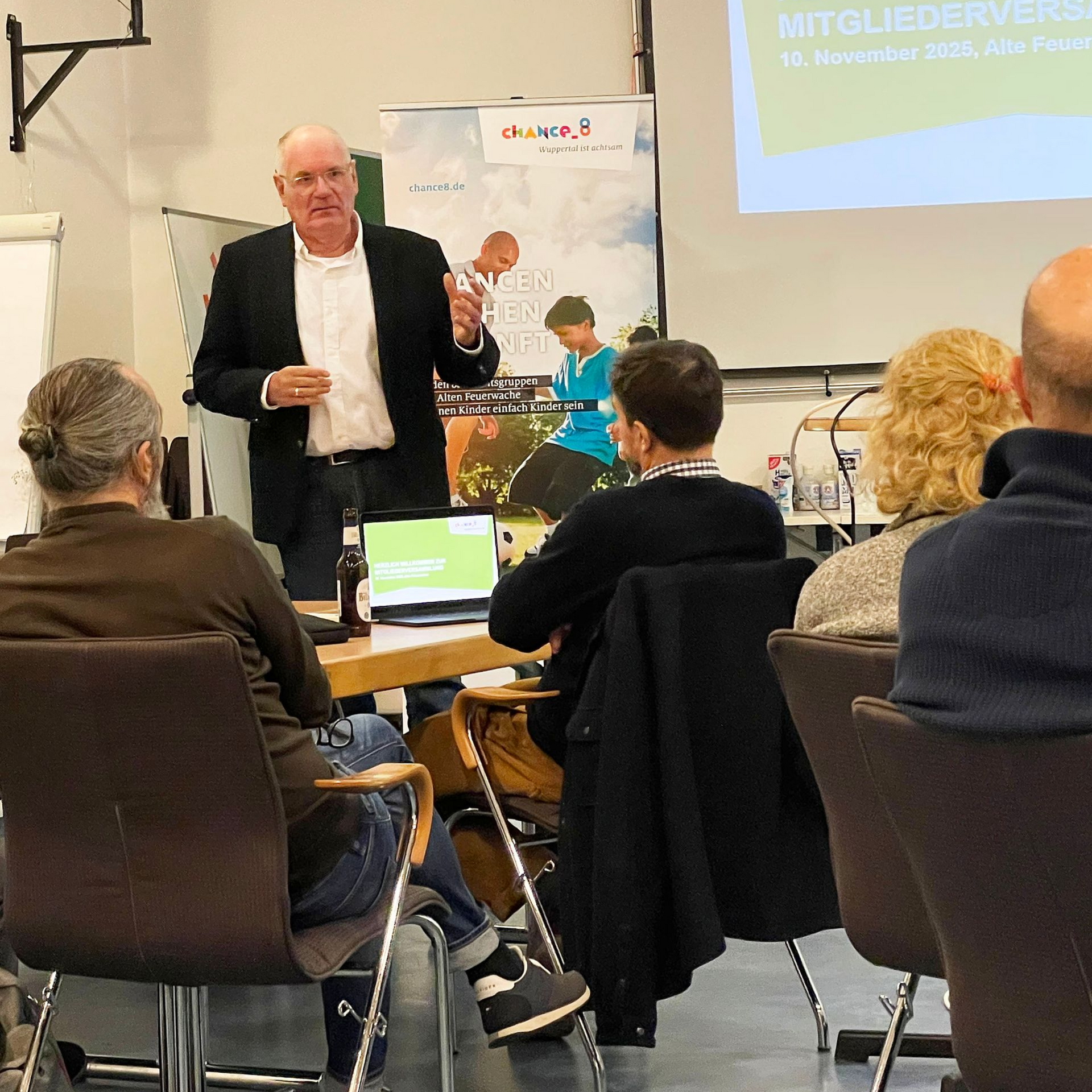 Vorstandsvorsitzender Rainer Giehler bei der Begrüßung der Mitglieder in der Alten Feuerwache