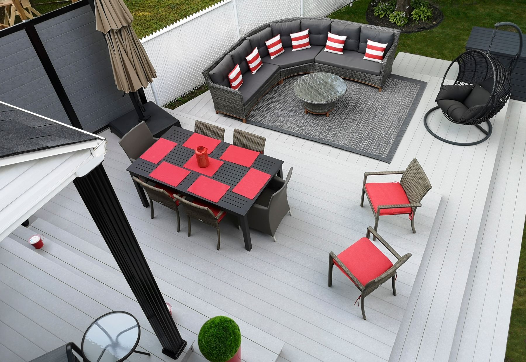 Une vue aérienne d'un patio avec une table et des chaises