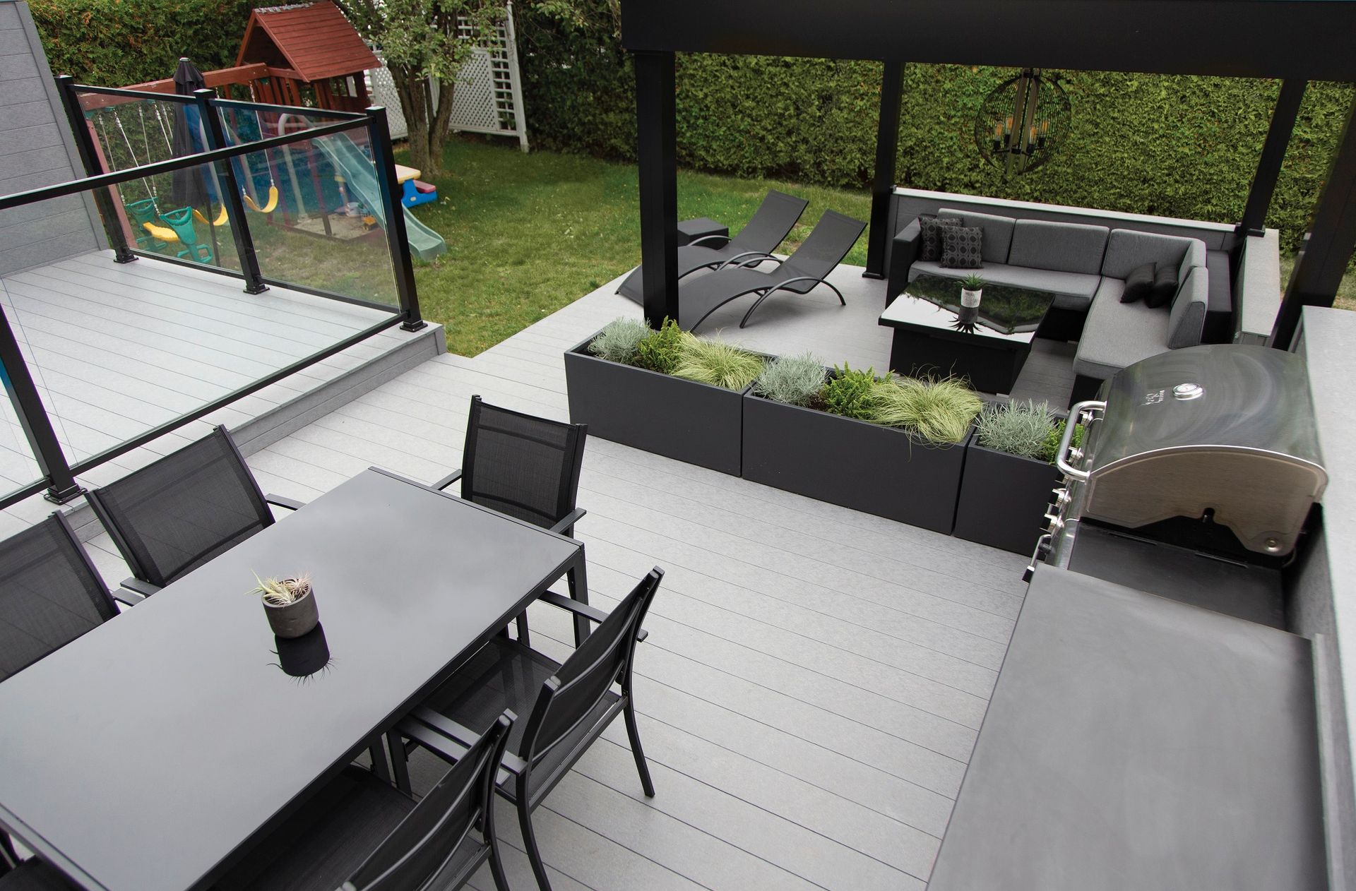 Une vue aérienne d'un patio avec une table et des chaises