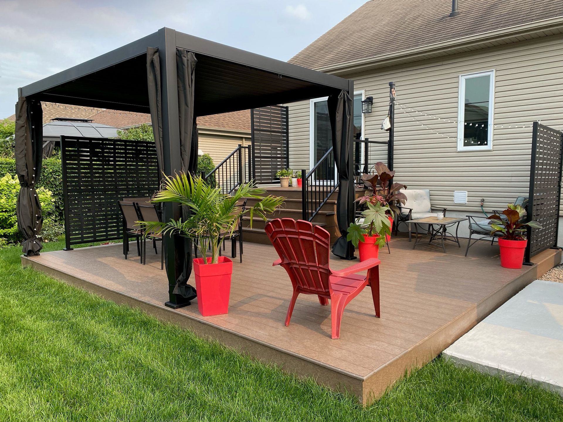 Un patio avec auvent et chaises devant une maison.