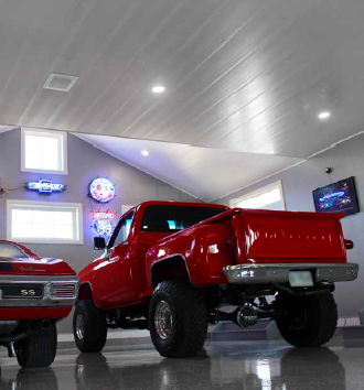 Un bain à remous est posé sur une terrasse en bois.
