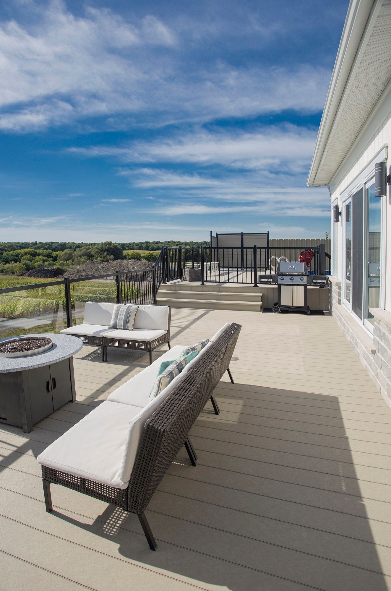 Il y a un foyer sur la terrasse d'une maison.