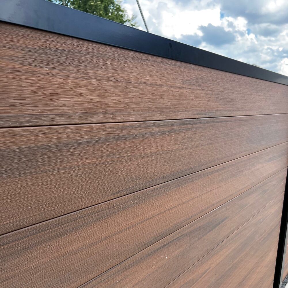 Un gros plan d'une clôture en bois avec une bordure noire.
