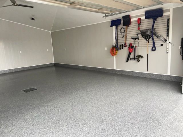 Un garage avec beaucoup d'outils accrochés au mur.