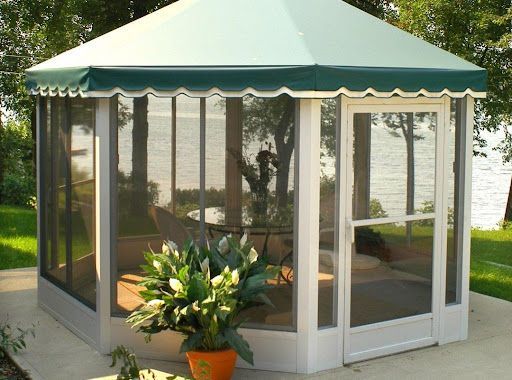 Un gazebo avec une table et des chaises