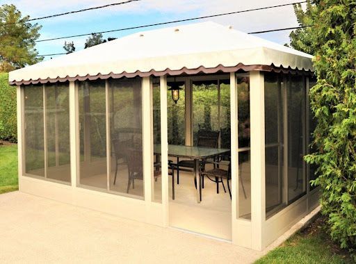 Une véranda avec une table et des chaises