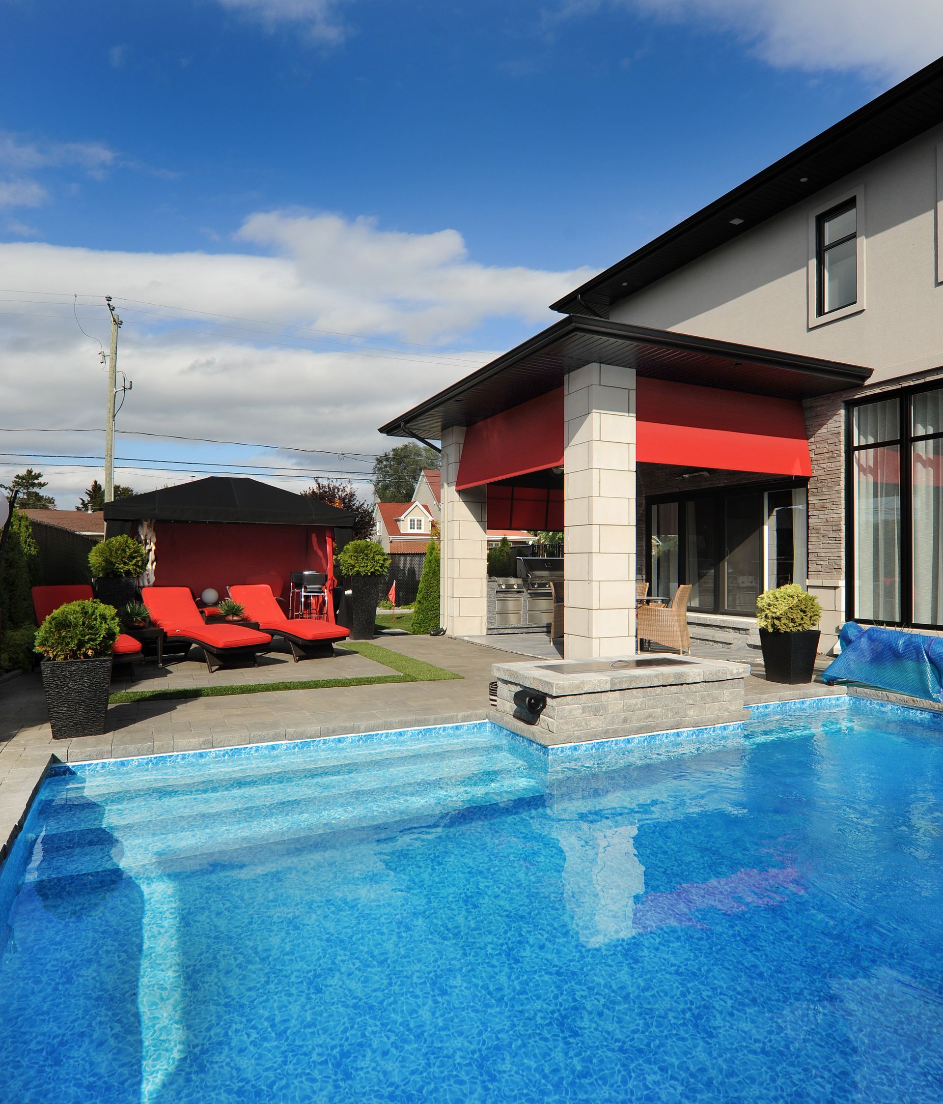 Une grande maison avec une piscine devant
