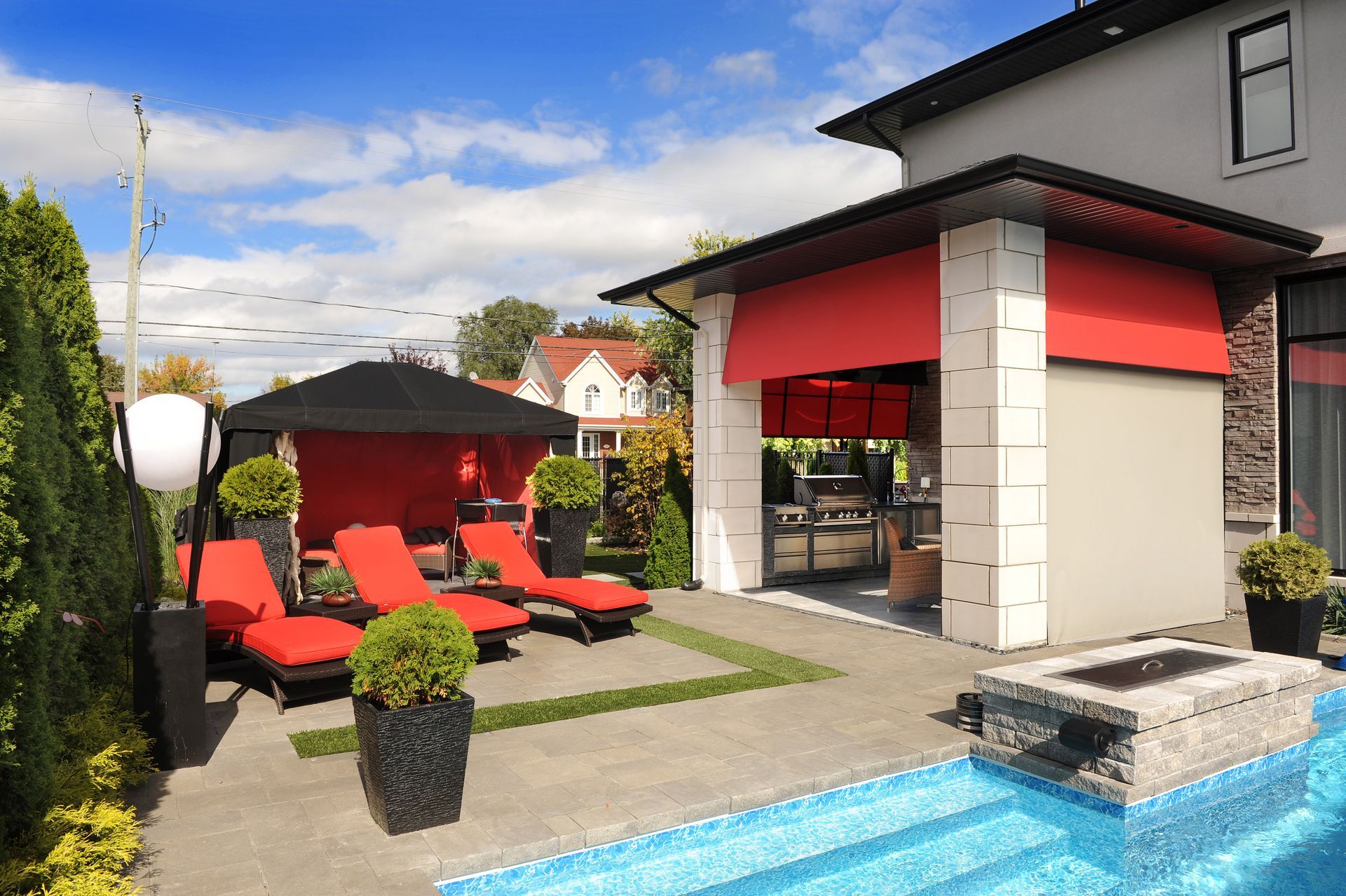 Une grande maison avec une piscine devant