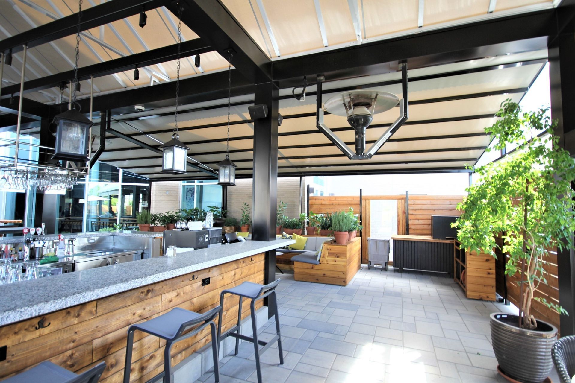 Un grand patio avec un bar et des tabourets